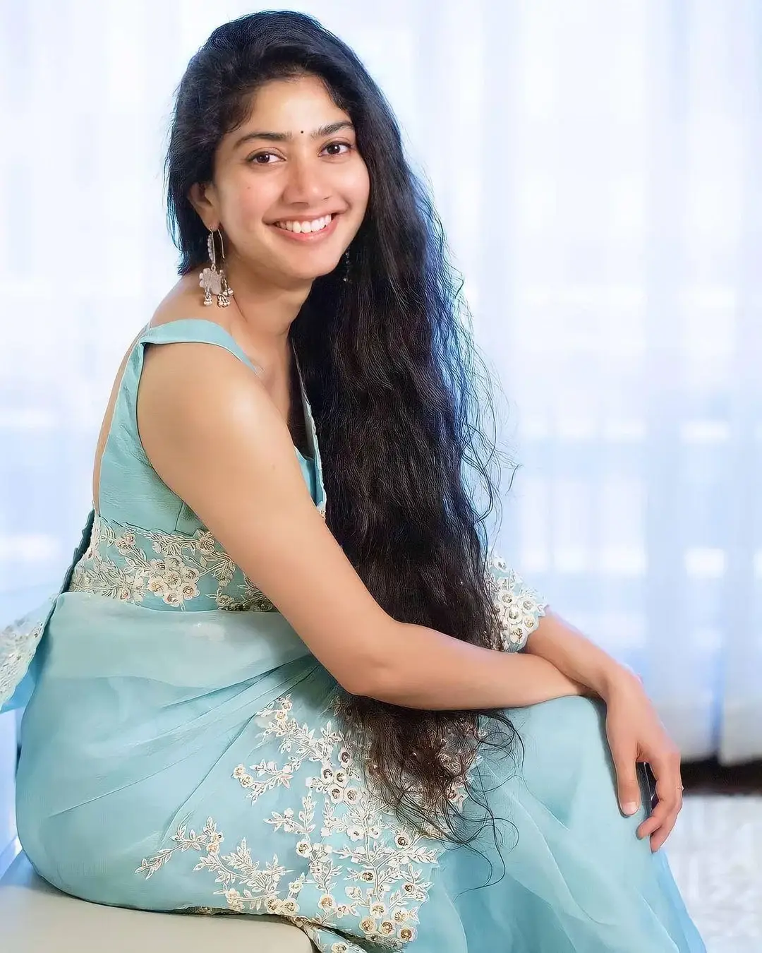 INDIAN GIRL SAI PALLAVI LONG HAIR IN SLEEVELESS BLUE SAREE 2